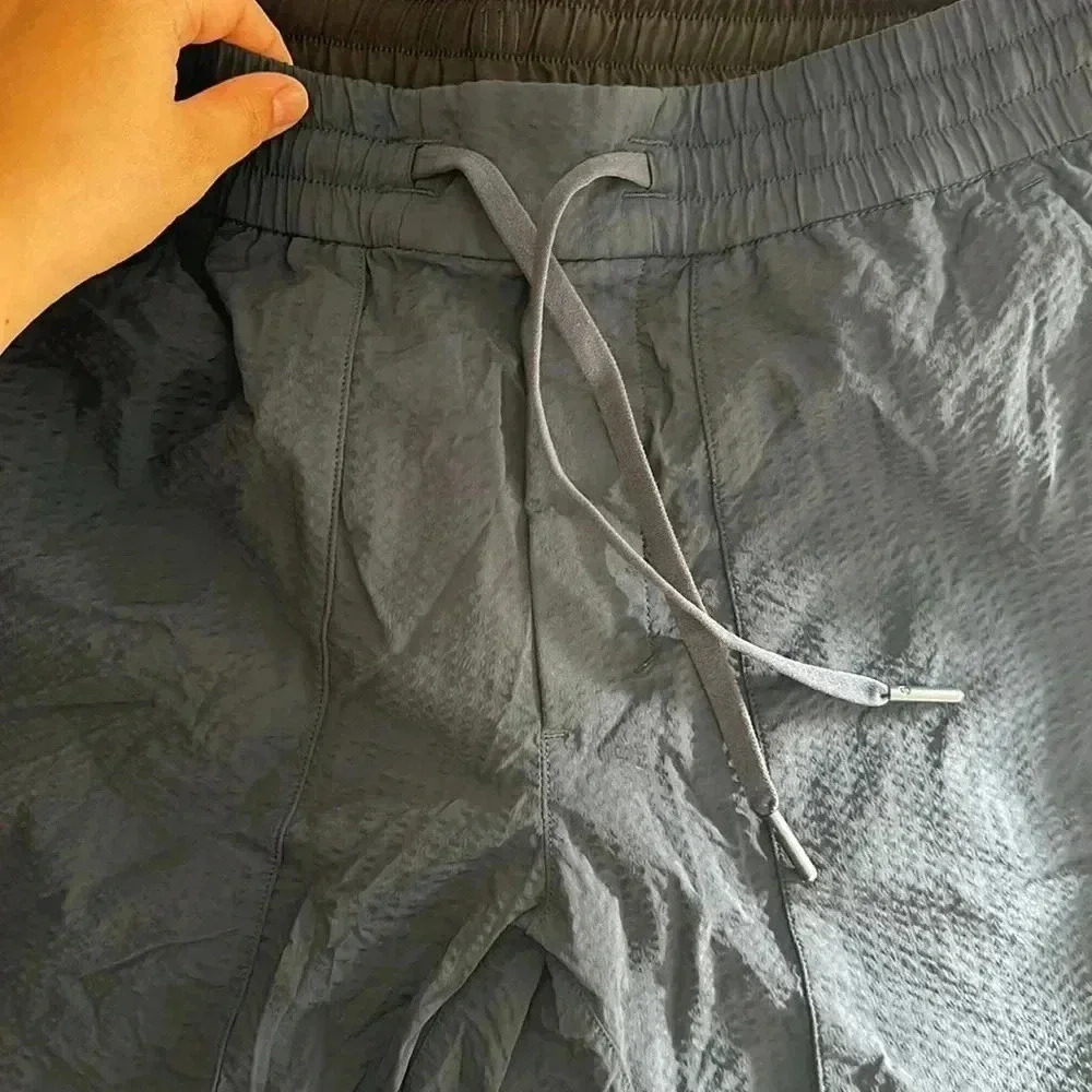 Lululemon - Picture 3 of 5